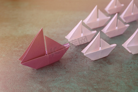折纸纸帆船, 女女性领导的经营理念 