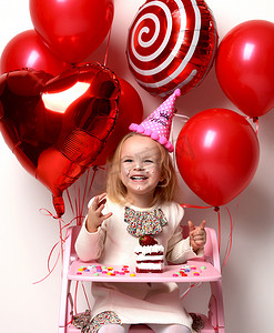 日用洗护主图摄影照片_小女孩孩子庆祝生日用甜蛋糕和糖果 