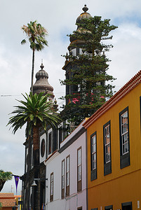 尤瓦尔赫拉利摄影照片_圣克里斯托瓦尔山德拉古娜、特内里费岛、加那利群岛的住宅门面