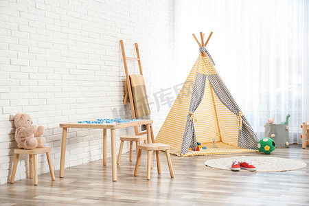 凳子桌子摄影照片_舒适的儿童房内部有桌子、凳子和帐篷