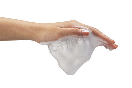 白色背景上有肥皂泡的雌性手。有白色气泡的手女性手上白色肥皂泡的结构.