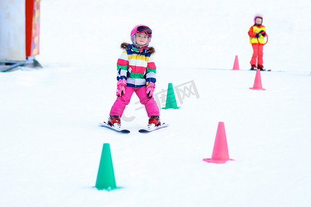 幼儿园ppt摄影照片_小滑雪者女孩享受冬季滑雪假期