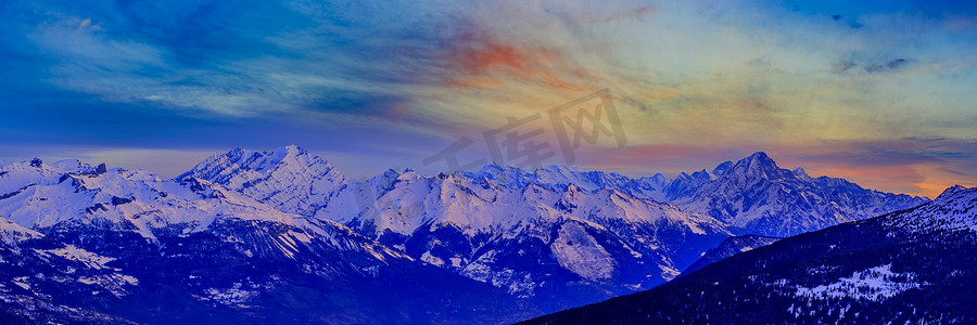 克莱因蓝素材摄影照片_风景秀丽的全景日落景观的瑞士克莱恩蒙塔纳范围