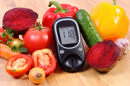 蔬菜和木制表面，健康的生活方式、 营养、 糖尿病血糖仪