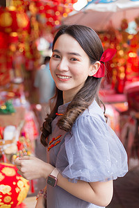 亚洲美女，长发，身穿灰色中式连衣裙或旗袍，主题为中国新年.