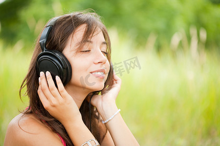 耳机室外的年轻女人