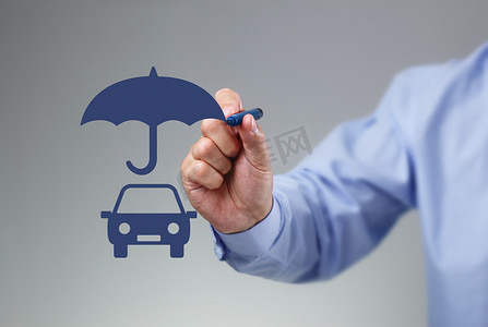 商人手拉伞以上的家庭汽车概念汽车保险, 保护, 安全和金融