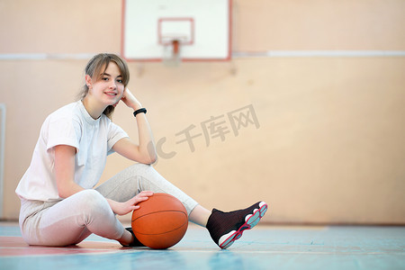 女孩在健身房打篮球