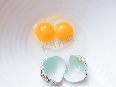 鹌鹑蛋PNG摄影照片_鹌鹑蛋，白盘上的双层蛋黄碎了。 蛋白质来源和健康饮食概念.
