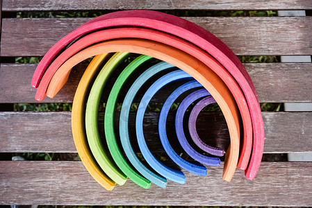 多种颜色对话框摄影照片_儿童学习用多种颜色的木制彩虹玩具