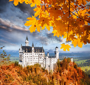 新天鹅城堡与秋天叶子在德国巴伐利亚州