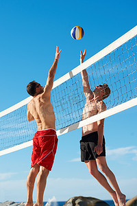 在游戏最激烈的时候。在阳光灿烂的日子打了一场沙滩排球比赛.