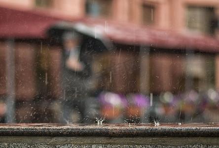 一个人走在雨中一把雨伞。雨声滴眼液的喷雾