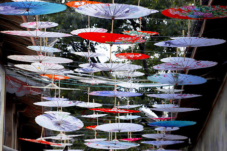 装饰条摄影照片_中国云南丽江市舒河村一条街上的伞形装饰