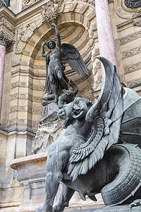 剑圣摄影照片_在圣米歇尔广场喷泉的细节 