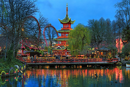 晚上观的中国宝塔在蒂沃利花园在哥本哈根，丹麦