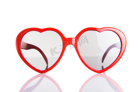 塑料眼镜的红色心型