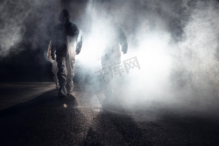 医务人员职业防护摄影照片_雾气中的医务工作者团队