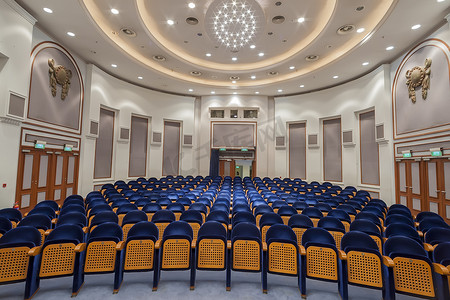 塞萨洛尼基摄影照片_空蓝色座位的电影院, 剧院, 会议或音乐会。中。