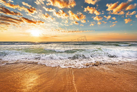 辉煌的海洋海滩日出.