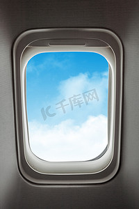 蓝天白云。 从飞机窗口观看