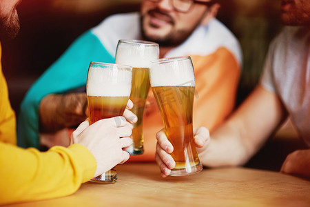 三鲜豆腐摄影照片_三名男子在酒吧喝啤酒
