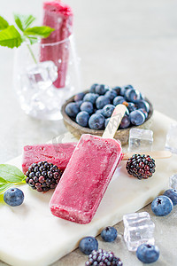蓝莓果汁摄影照片_新鲜的夏季野生蓝莓和 brambleberry，国产 sorbe