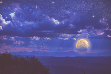 月亮上有星星从丘陵景观之上的地平线上升起。我的天文学工作.