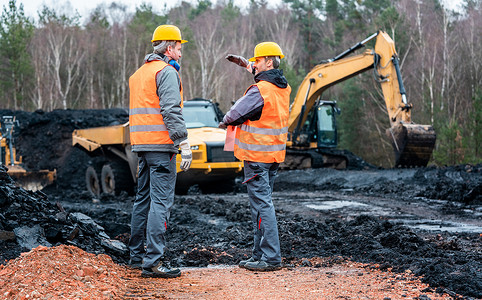 两名采石场工人讨论下一步该怎么做