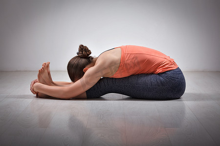 女人练习八支串联瑜伽体式