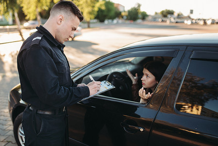男警察统一检查女司机执照。法律保护, 汽车交通检查员, 安全控制工作