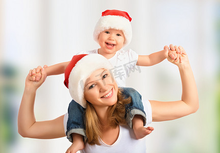 快乐家庭母亲和婴儿的圣诞帽子