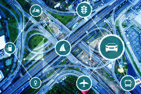 未来的道路摄影照片_智能交通技术的概念,为未来的道路交通.虚拟智能系统进行数字信息分析,将城市街道上的车辆数据连接起来.未来主义创新 .