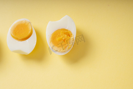 顶部视图-黄褐色背景上的煮熟的鸡蛋片.
