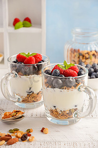 酸奶冻糕与格兰诺拉麦片和新鲜浆果，健康的早餐概念