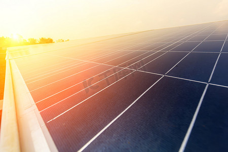 太阳能电池板，替代电源，可持续资源的概念，这是一个新的系统，比原来的发电更多，这是太阳跟踪系统.