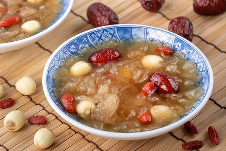 以莲子、红枣（枣子） 、黑莓（山莓、山莓）为底色的中式甜雪白菌汤.