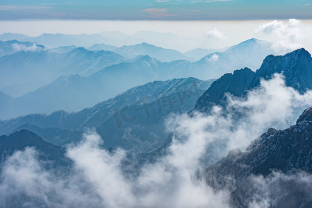 中国国家公园摄影照片_黄山国家公园山峰的晨光.