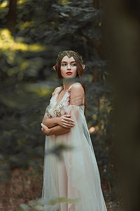 国潮精灵摄影照片_迷人的女孩与精灵耳朵漫步在梦幻森林
