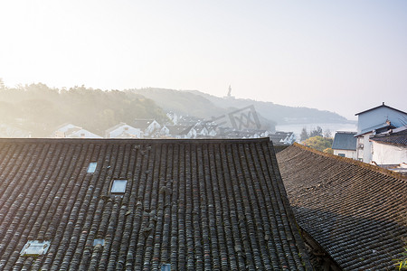 虚空藏菩萨摄影照片_浙江省舟山普陀山中国传统住宅的房顶成堆.它是中国佛教的一个名胜，也是观音菩萨的菩萨