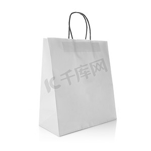 白色环保纸袋,手柄在白色背景上分离. 供杂货店用的可重复使用购物袋。 设计模型、品牌、广告等的模板。 前景