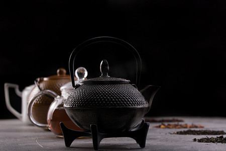 还活着的茶卡。不同品种的茶叶和茶壶。喝茶的概念。茶式菜单.