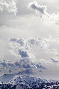 山和阳光摄影照片_山在晚上和阳光多云的天空