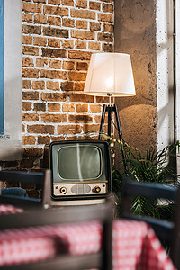 （二十五）摄影照片_老式电视与空白屏幕在二十世纪五十年代样式内部