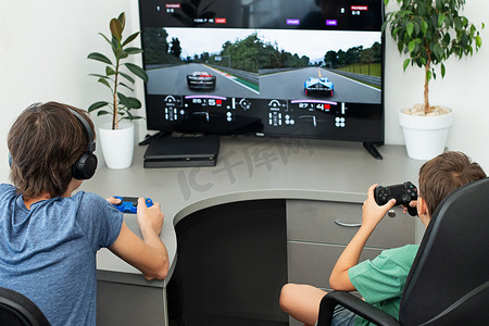青少年男孩在网上玩一个带耳机和操纵杆的电脑游戏，游戏主机.