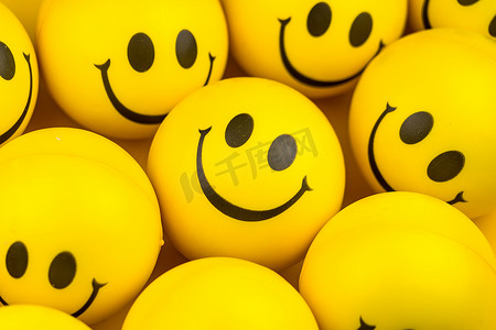 happy购摄影照片_Happy faces ball on yellow background, smiling background.