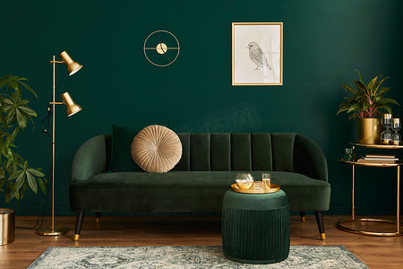 室内装饰华丽，室内设计新颖，有绿色天鹅绒沙发、咖啡桌、书包、金饰、植物、灯具、地毯、仿画框和典雅饰品。模板.