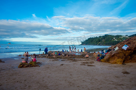 年度绩效考核表摄影照片_北岛，新西兰-2017 年 5 月 16 日： 游客挖自己泡温泉的热水海滩，科罗曼德。十三万年度参观使怀卡托地区最受欢迎景点之一