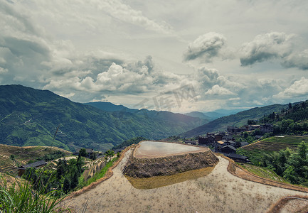 壮族手抄报摄影照片_龙吉水稻梯田位于桂林广西壮族自治区，中国广西省