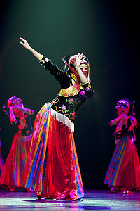 漂亮的中国羌族民族舞者